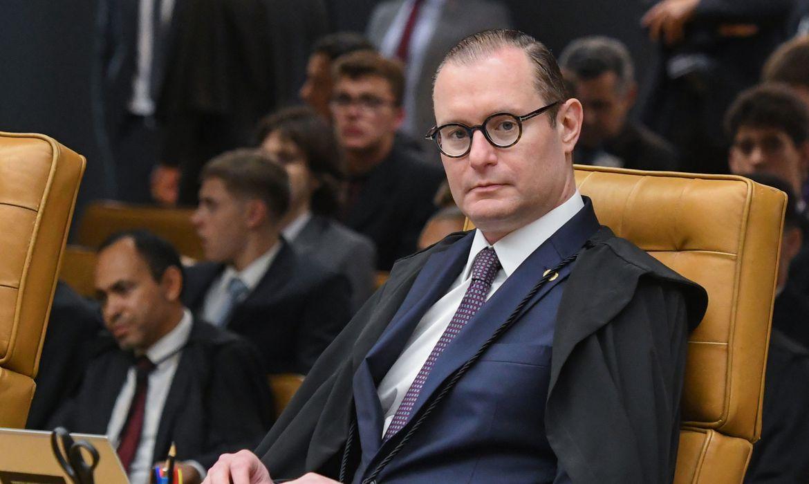 Zanin, do STF, atende a pedido de Lula e suspende desoneração da folha de pagamento de 17 setores