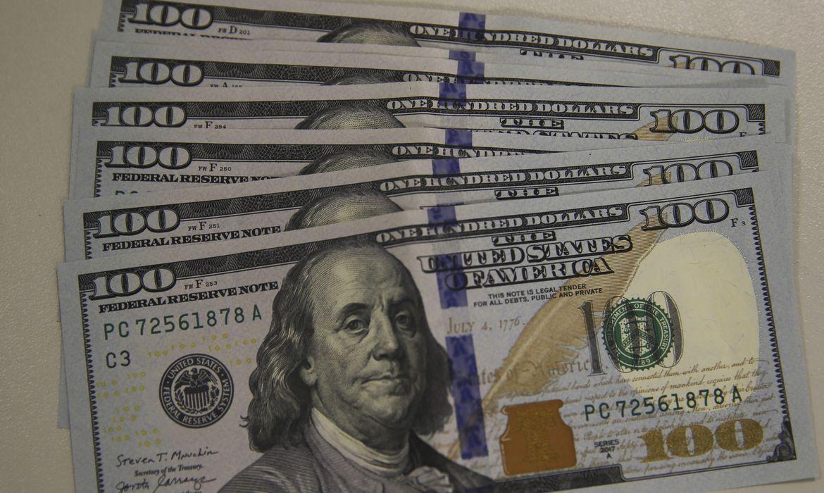 Brasil tem forte saída de dólares pela via financeira e registra 2º pior fluxo da história até abril