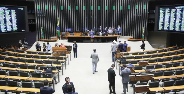 Câmara aprova projeto que impede benefícios a invasores de terras
