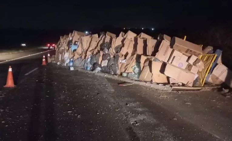 Carreta dos Correios que levava doações ao RS tomba em rodovia de SP