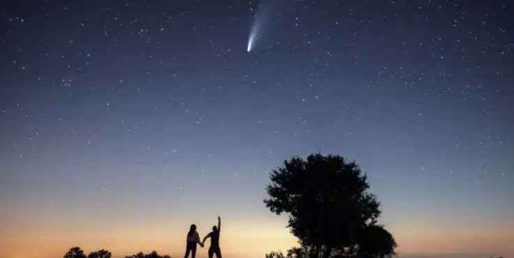 Cometa mais brilhante visto nos últimos 15 anos se aproxima da Terra