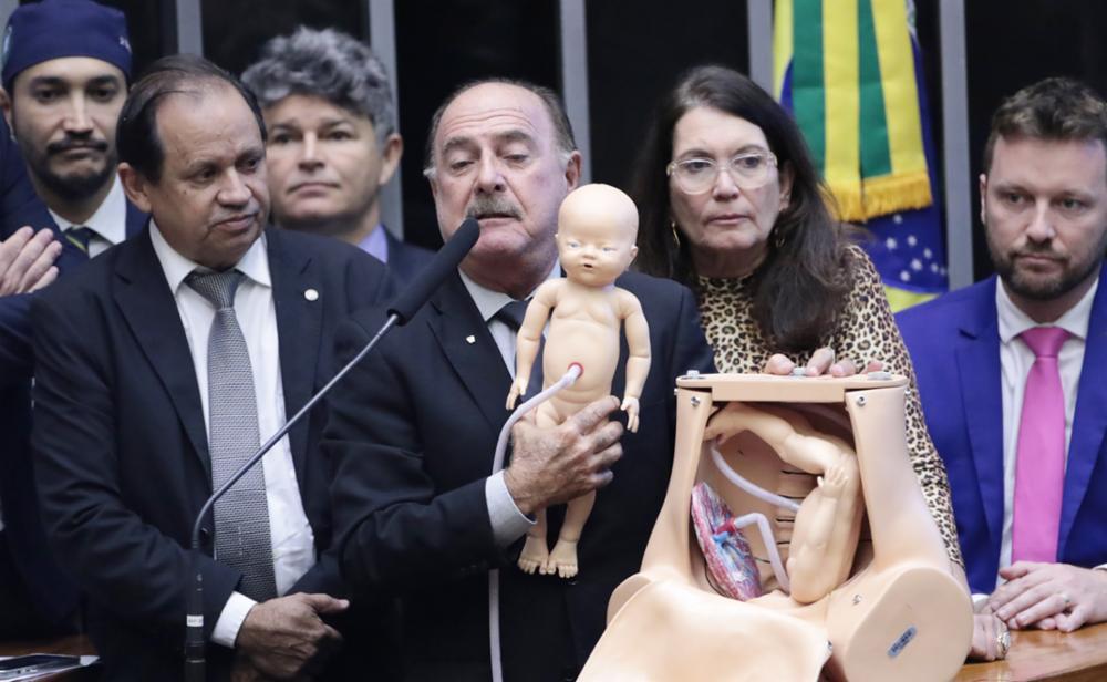 Deputado médico mostra como é feito aborto por assistolia; assista