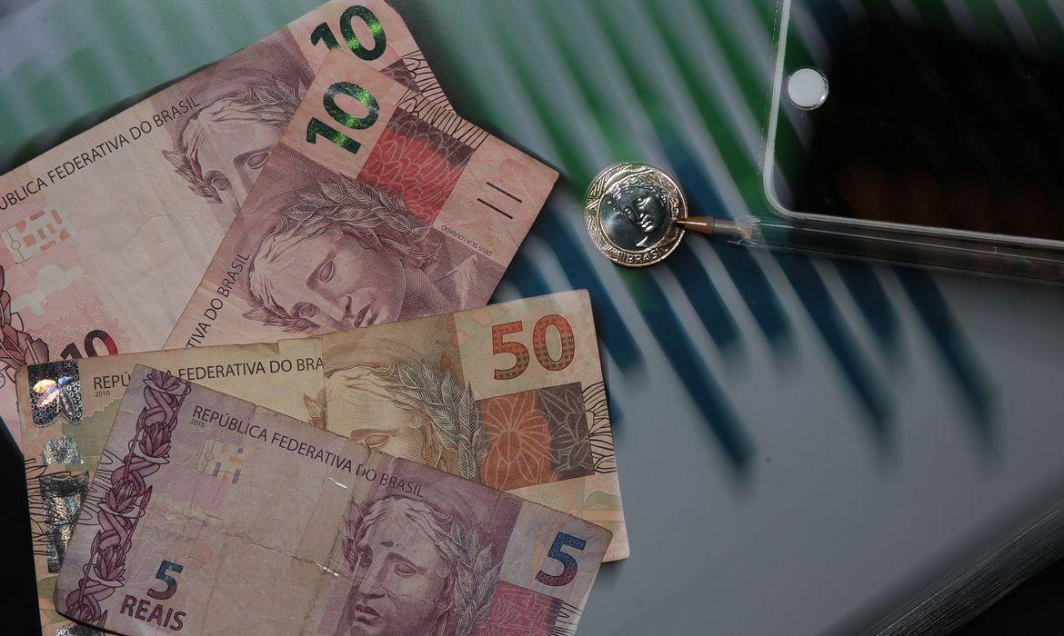 Em abril, retiradas da poupança superaram as aplicações