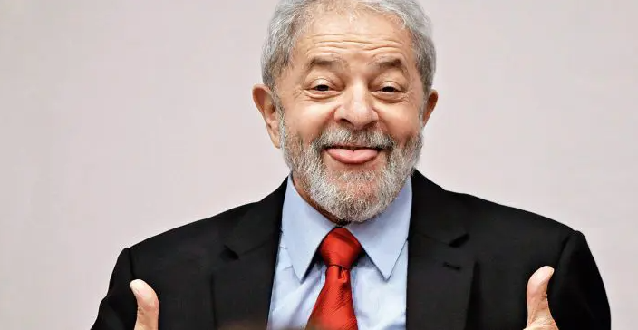 Em meio à calamidade gerada pelas chuvas, Lula fala sobre futebol ao chegar ao RS