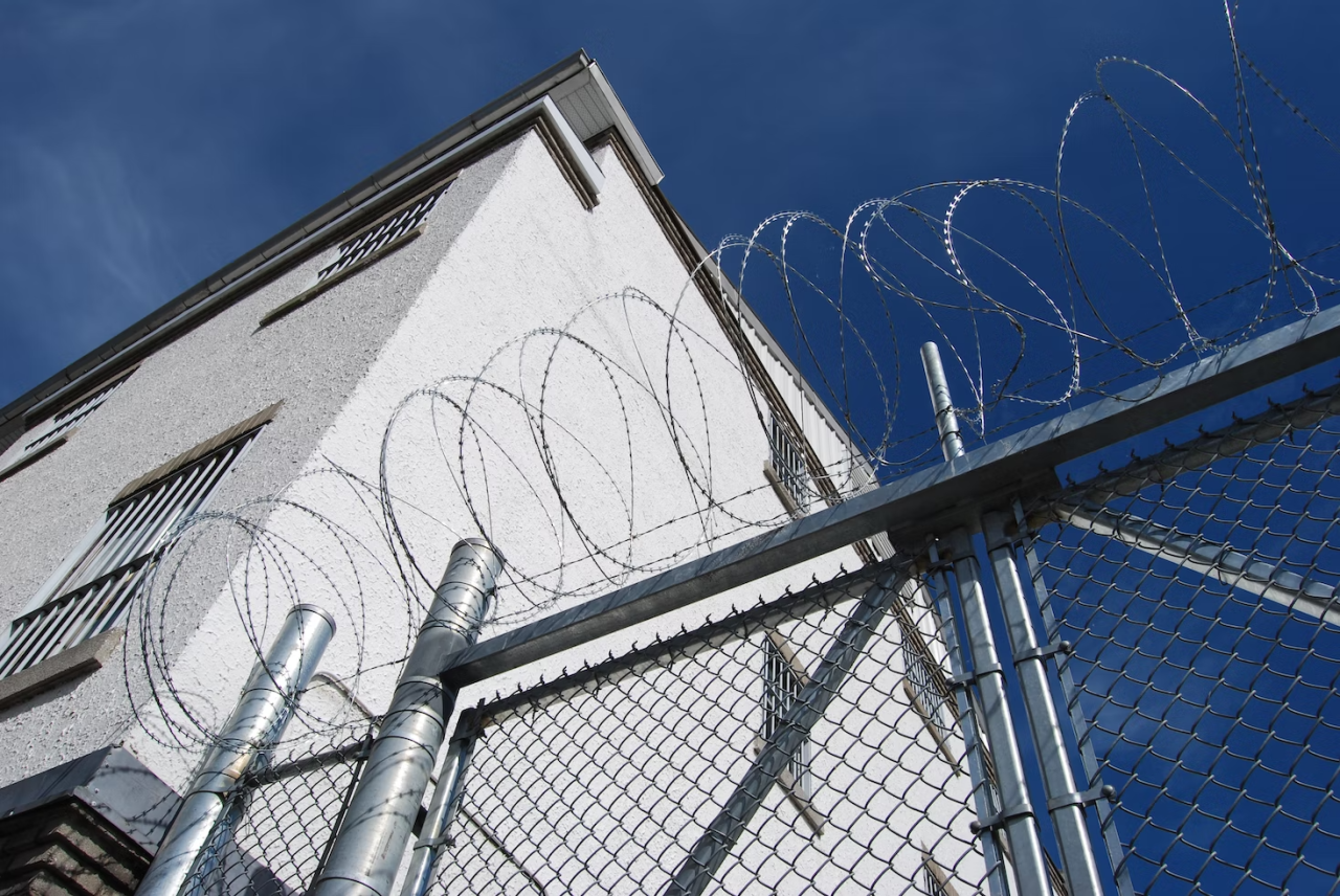 Em meio à crise penitenciária no Brasil, presos serram grades, pulam cerca e fogem de presídio