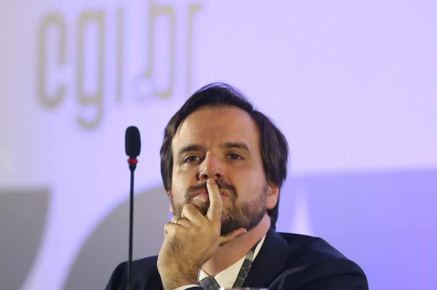 Em meio a denúncias internacionais de censura no Brasil, presidente da Anatel defende regulação das plataformas digitais