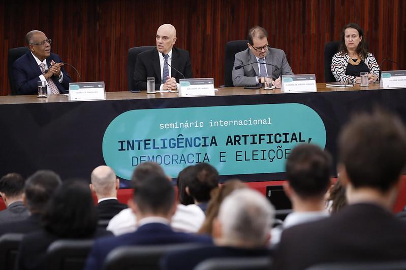Em seminário no TSE, Moraes volta a defender ‘regulação’ das big techs: “Terra sem lei”