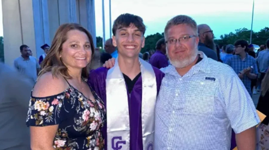 Estudante é impedido de receber diploma após elogiar Jesus em discurso de formatura