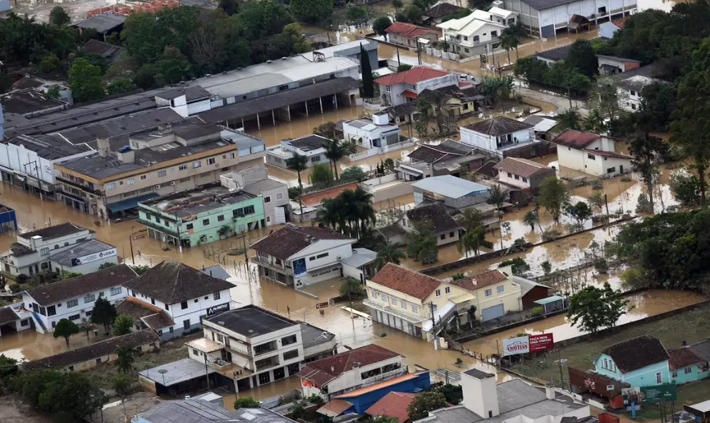 Governo Lula bloqueou recursos para prevenção de desastres em Santa Catarina, diz jornal