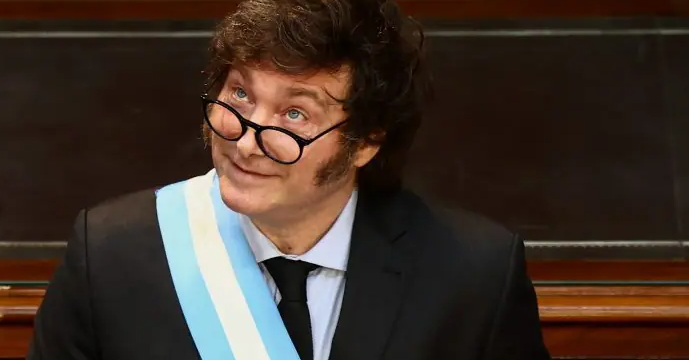 Governo Milei suspende sites e redes sociais da mídia estatal