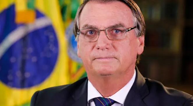 Jair Bolsonaro recebe alta do hospital e segue para Brasília