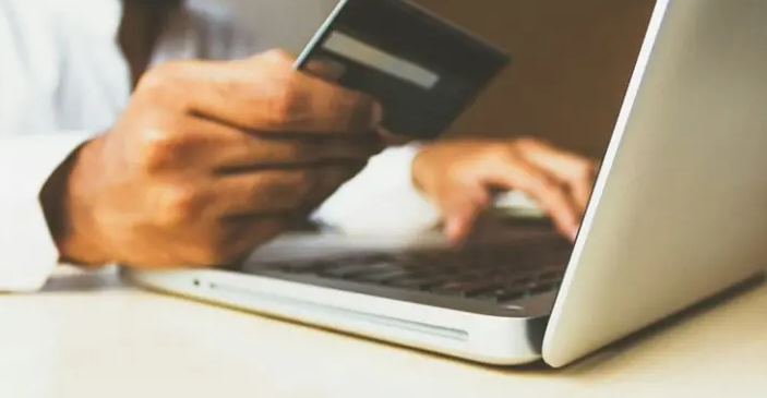 Juros do cartão de crédito sobem e chegam a 421% ao ano