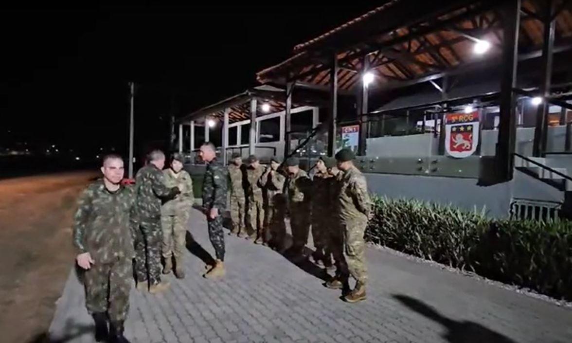 Argentina envia militares e purificadores de água para o RS