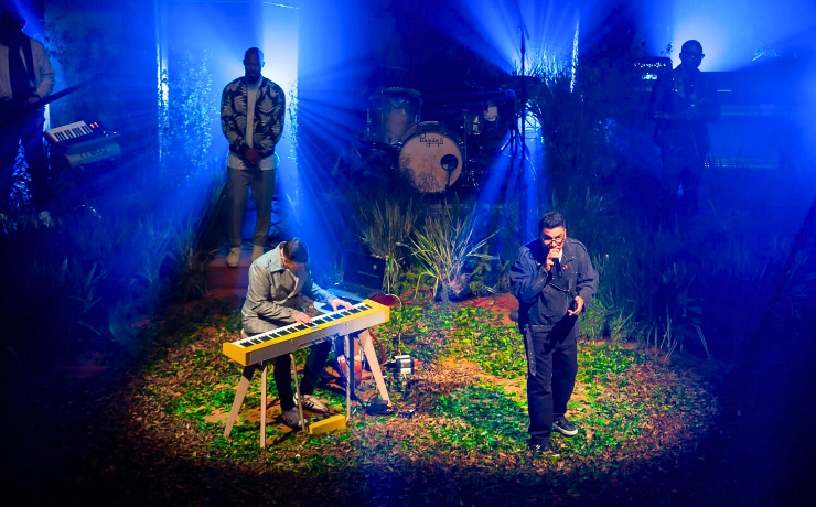 Paulo César Baruk e Leandro Rodrigues cantam medley que emociona e traz esperança
