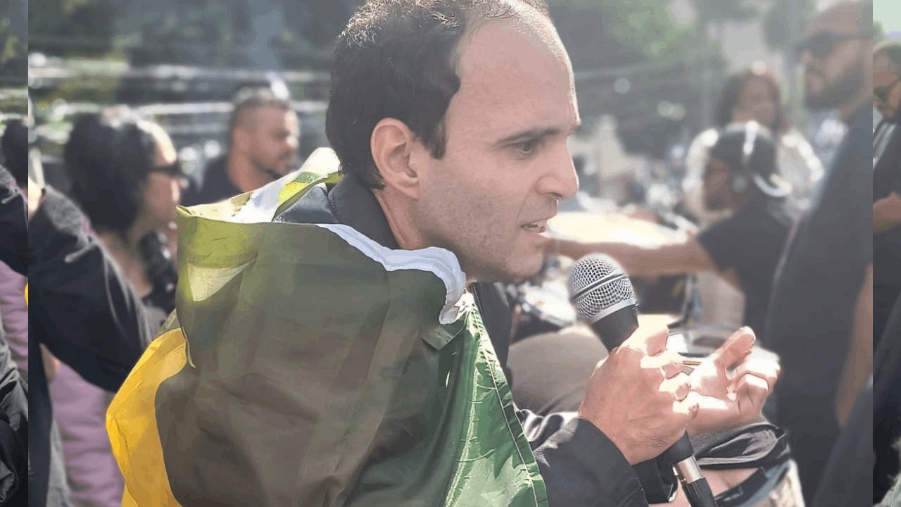 Cantor Edu Silvera lidera adoração na Marcha para Jesus em São Paulo