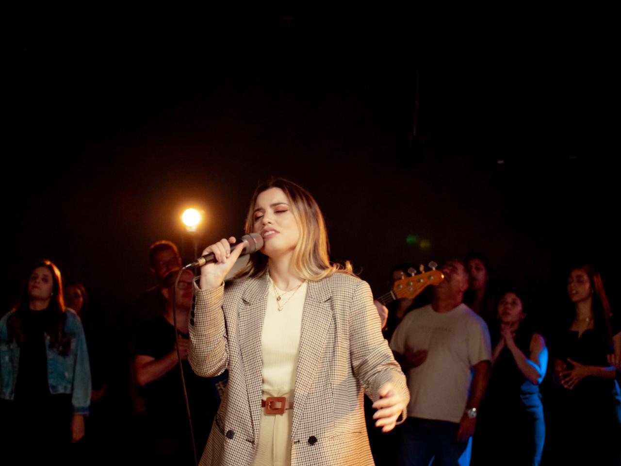 Caroline Lunaro lança novo single 