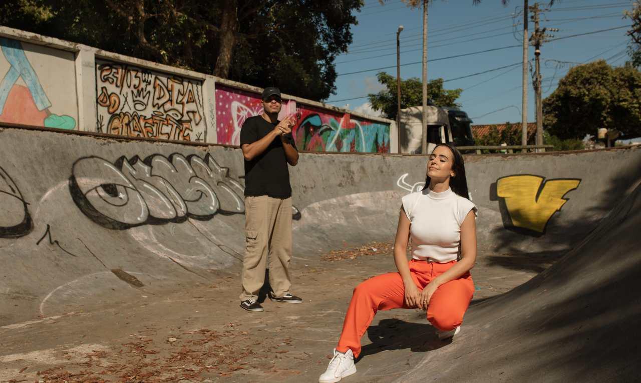 Dani Elle interpreta a canção “Mil Vezes”, com a participação do rapper Bdbrian
