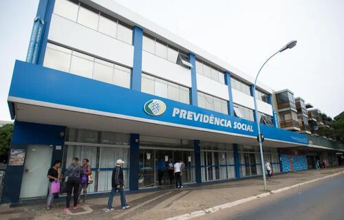 INSS paga 2ª parcela do 13º para quem recebe acima do mínimo e tem NIS com final 4 e 9