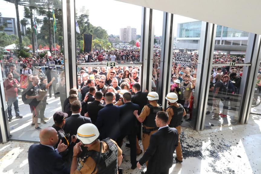 Manifestantes Invadem Assembleia Legislativa Do Paraná E Sessão Sobre Terceirização Da Gestão De Colégios Públicos