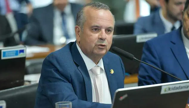 Marinho pede investigação de delegado que indiciou envolvidos em confusão com Moraes