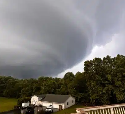 Nove tornados atingem estado nos EUA e causam destruição