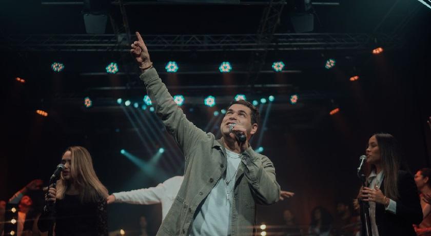 Cleber Munhoz lança “Estás Comigo”, seu mais novo single