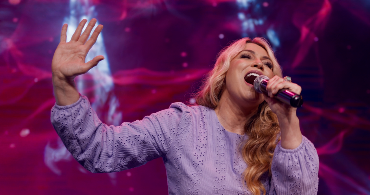 Elaine de Jesus lança videoclipe de 