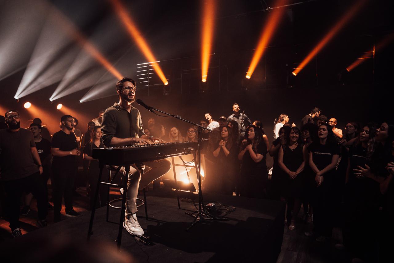 Gabriel Guedes regrava o clássico 