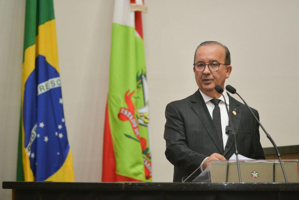 Governador de SC irá sancionar lei que prevê multa para consumo e porte de maconha em locais públicos