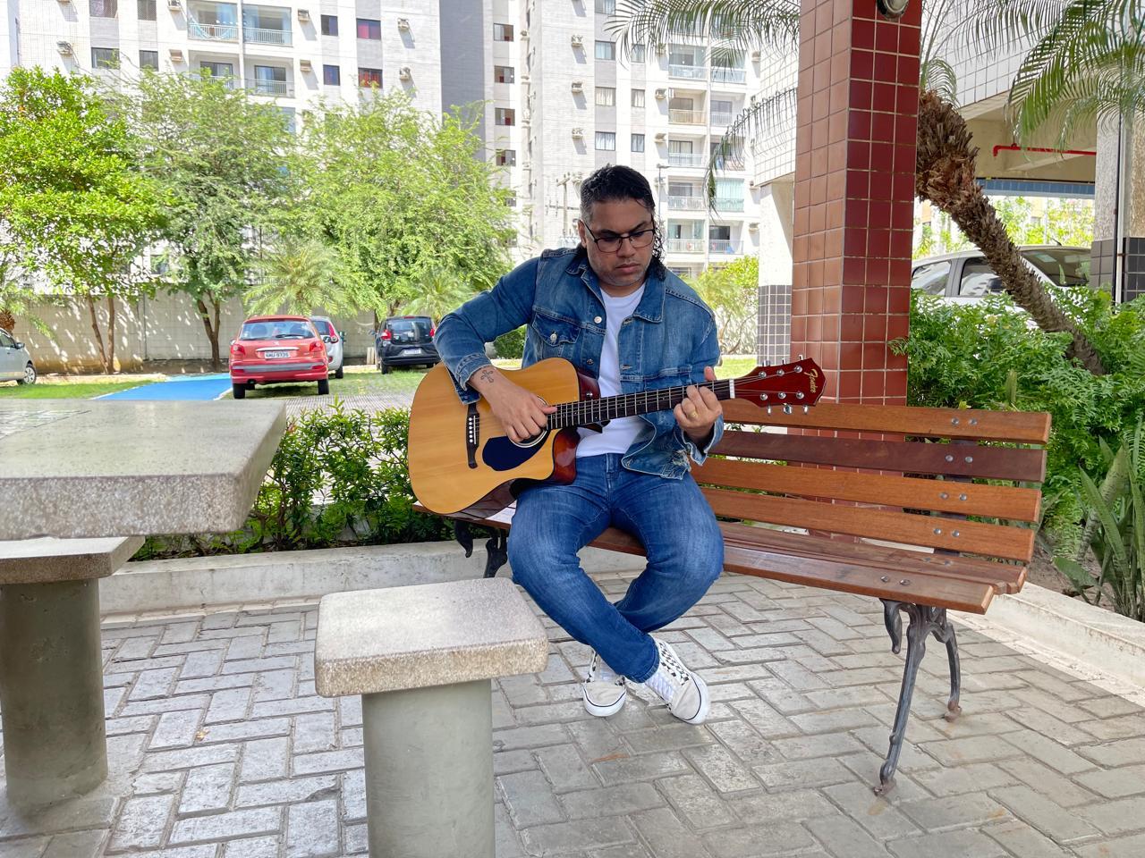 Cantor Francis Santos lança o single 