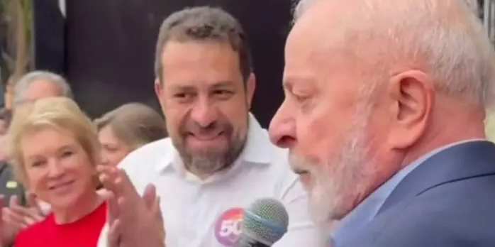 Comício de Boulos com Lula tem Hino Nacional cantado em 'linguagem neutra'