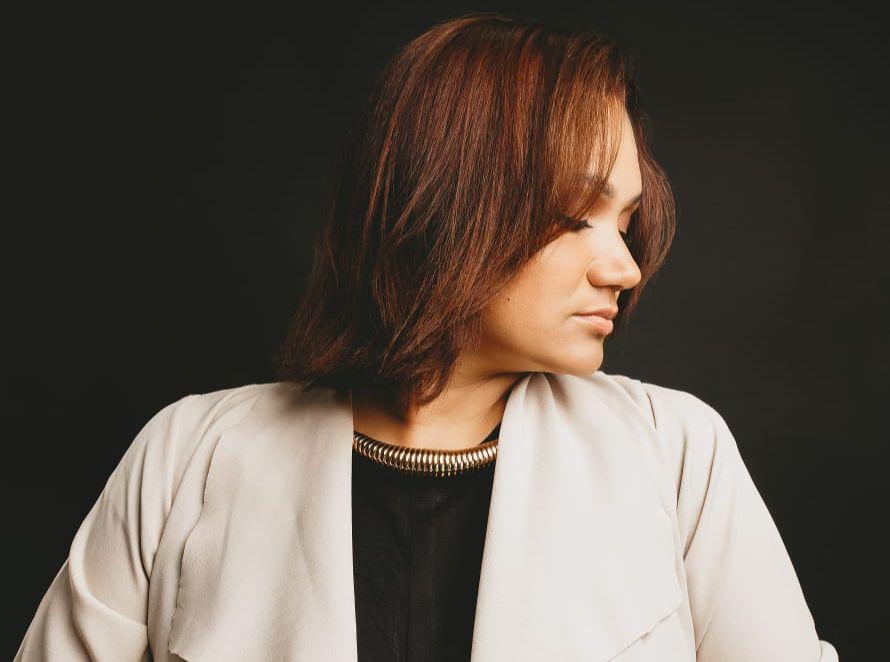 Karol Bassi inspira jovens com sua nova música 'A Palavra'