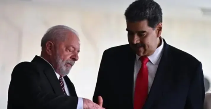 Lula produz vexame por adular ditador da Venezuela, diz Folha