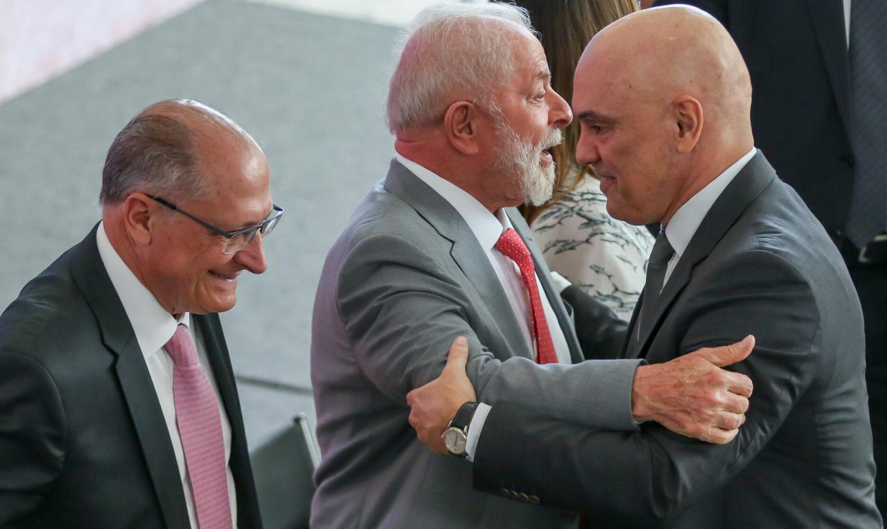 'Moraes e STF estão envolvidos em política até o pescoço', afirma colunista do WSJ