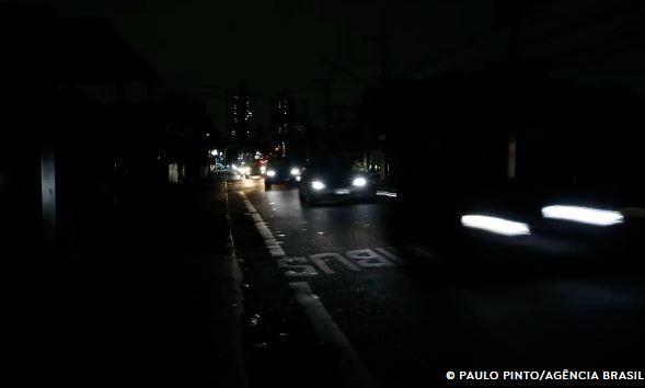 Apagão em São Paulo: mais de 500 mil imóveis seguem sem luz