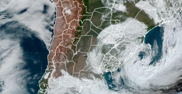 Começa a formação de ciclone extratropical, com possibilidade de tempestades severas
