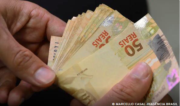 Juros do crédito rotativo chegam a 438,4% e atingem o maior nível no ano