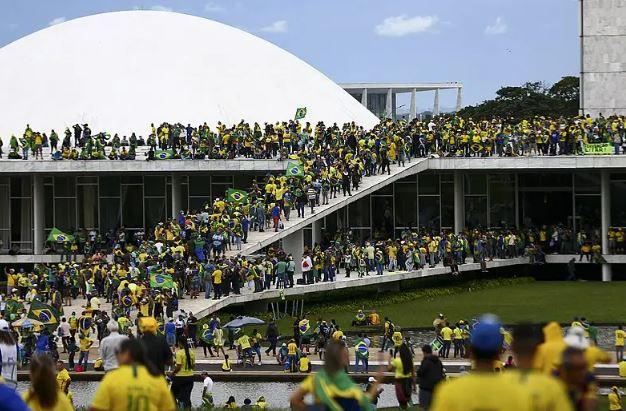 Vendedor de bandeiras preso pelo 8 de janeiro luta para provar sua inocência