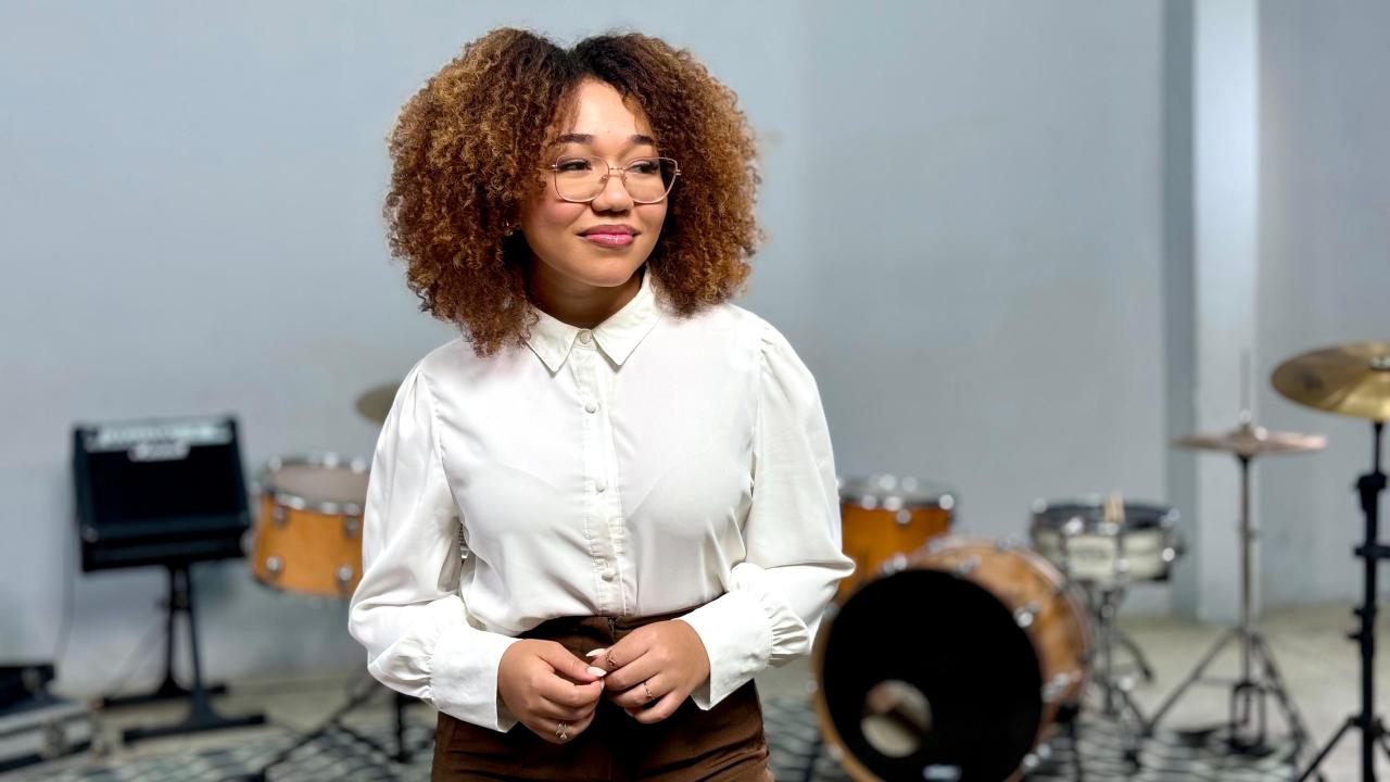 Victoria Brandão lança seu novo single em carreira solo, 