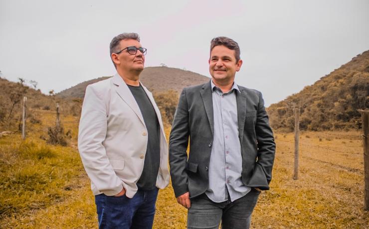 A dupla Davi & Ageu retorna ao cenário musical com o clássico “Igreja Pequena”