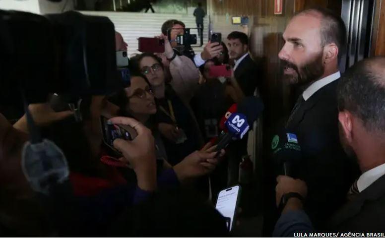 Eduardo Bolsonaro critica operação da PF contra militares: “É uma cortina de fumaça”