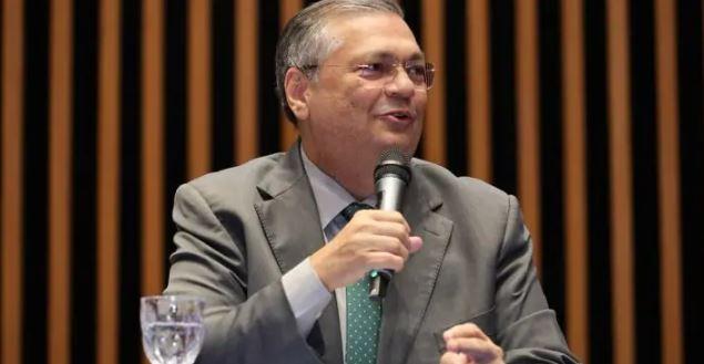 Flávio Dino defende limites à liberdade de expressão com texto de inteligência artificial