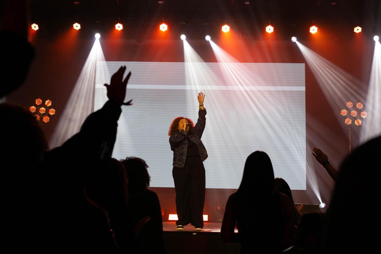 Juliane Nogueira e a canção profética “Pelo Rei” (Ao Vivo)