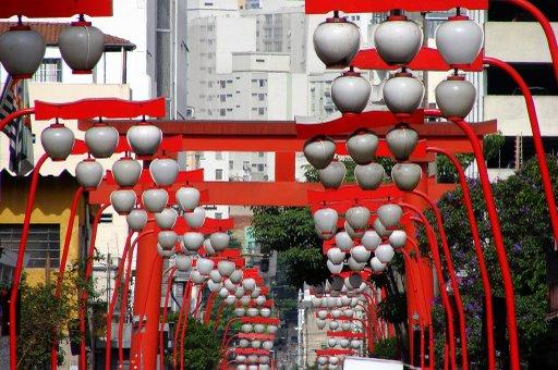 São Paulo: luminárias japonesas na Liberdade são removidas a pedido de movimentos negro e indígena
