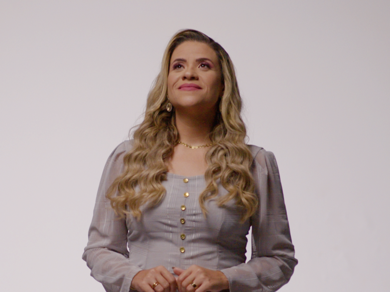 Sheila Marchezine canta “Só Tu És Deus”