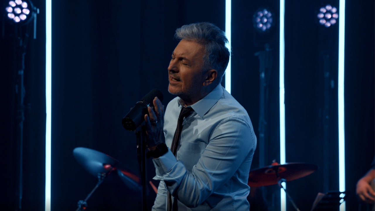 O renomado cantor Waldecy Aguiar lança a música de adoração “Glória e Honra”