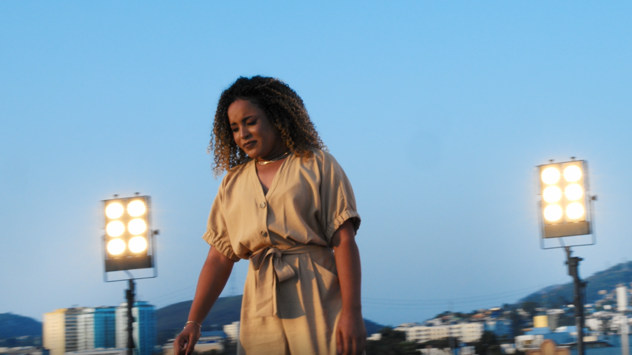 Toda força e emoção da cantora Vitória Costa na canção “Não Vou Parar”