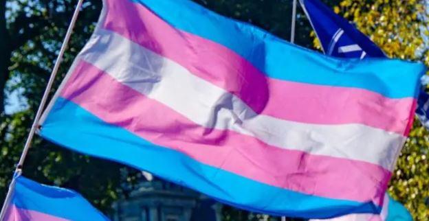 Trump proíbe transição de gênero em crianças e adolescentes