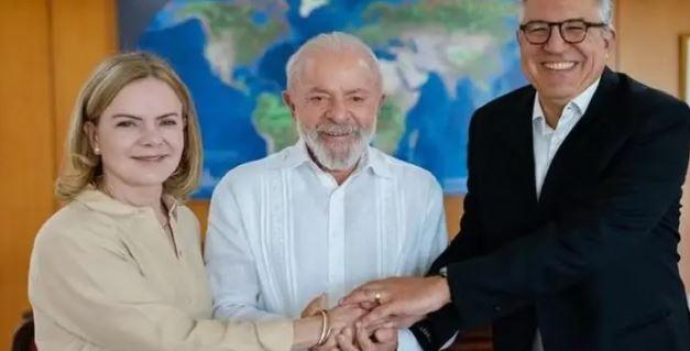 Dólar dispara, e Bolsa derrete com anúncio de Gleisi Hoffmann como nova ministra das Relações Institucionais