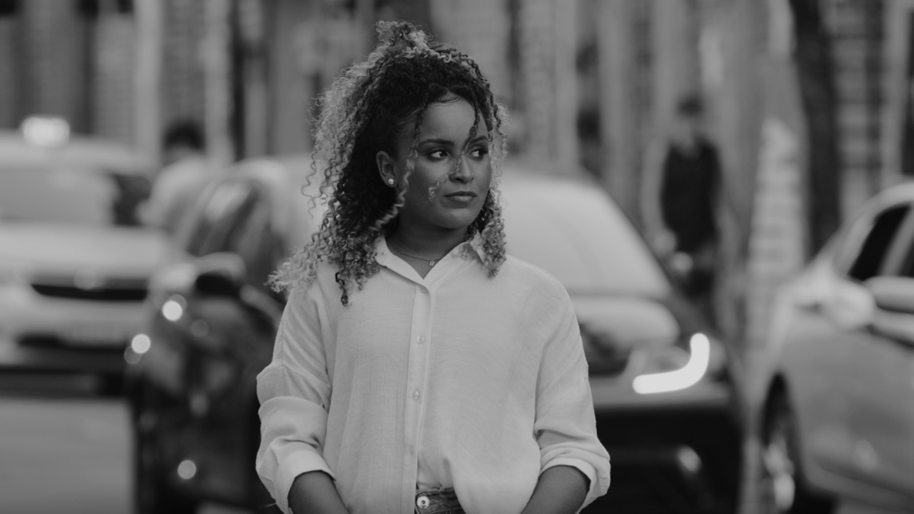 Vitória Costa traz uma forte canção sobre ser instrumento de Deus no mundo